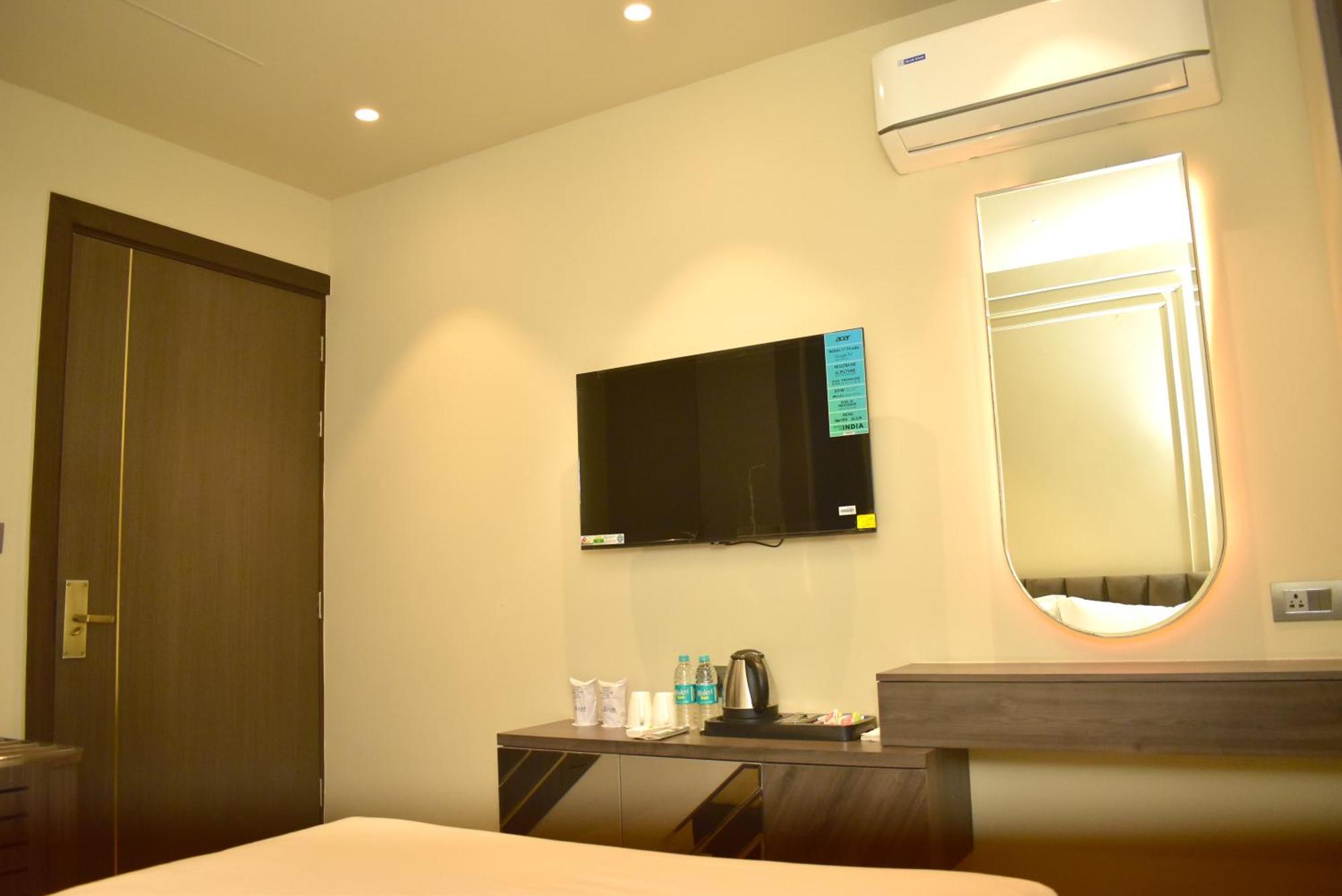Hotel Cullinan By Qotel Janakpuri Delhi  Exterior foto