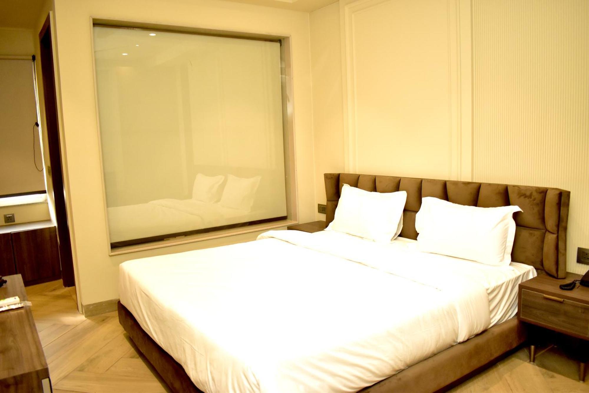 Hotel Cullinan By Qotel Janakpuri Delhi  Exterior foto